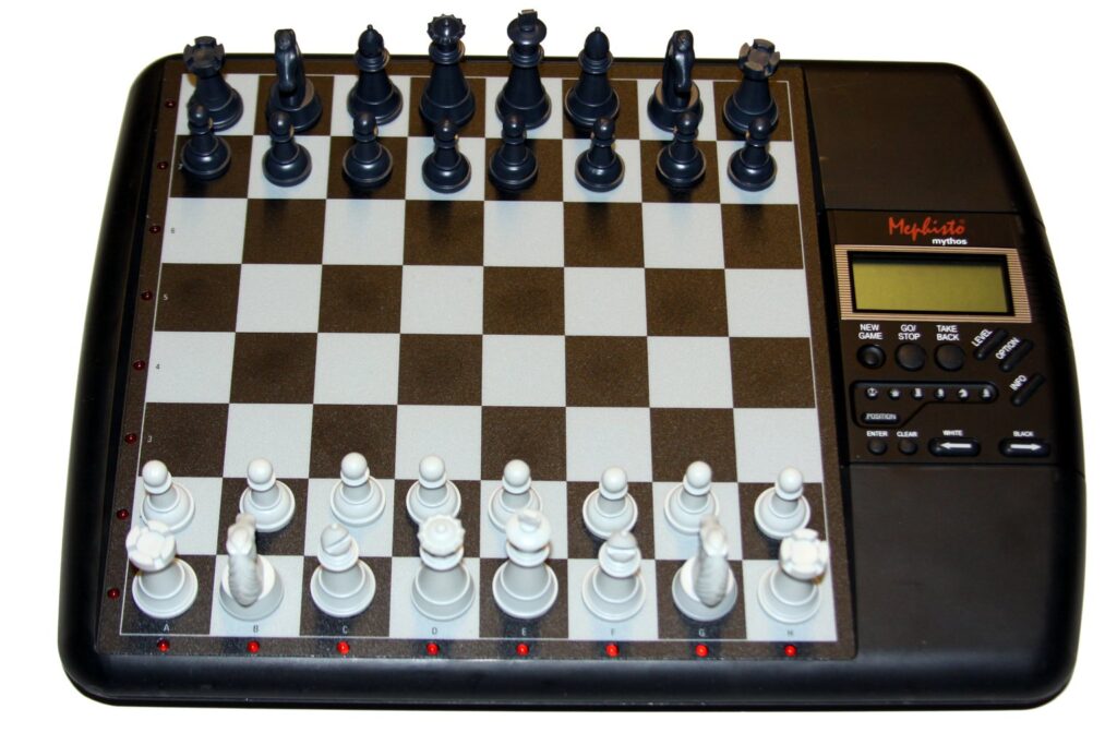 Klassischer Schachcomputer mit Drucksensorbrett, Display und Figuren in Grundstellung