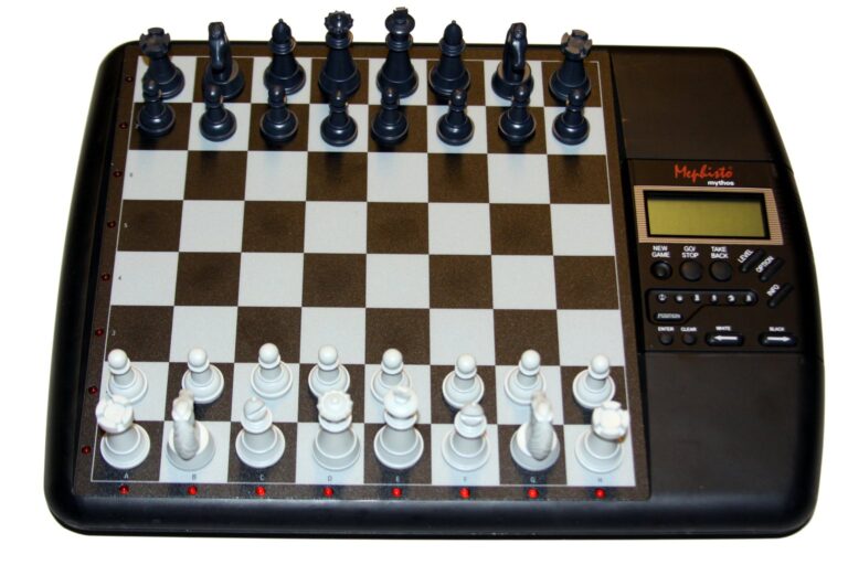 Klassischer Schachcomputer mit Drucksensorbrett, Display und Figuren in Grundstellung