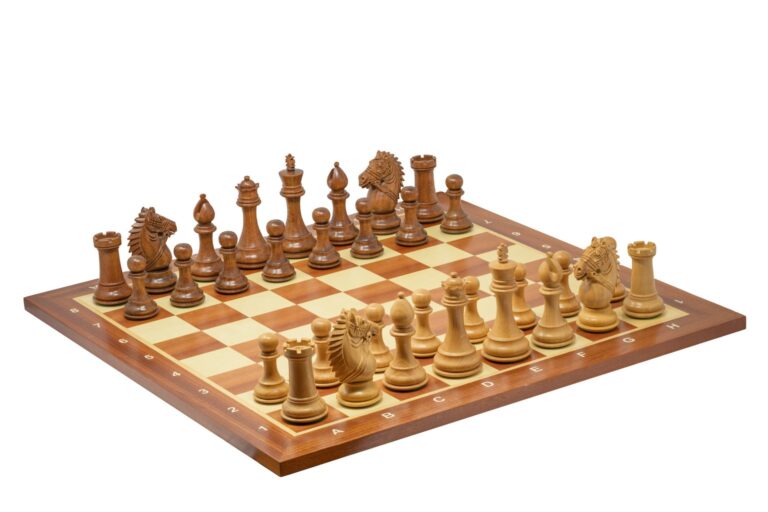 Holzschachbrett mit Staunton-Figuren aus hellem und dunklem Holz in der Seitenansicht